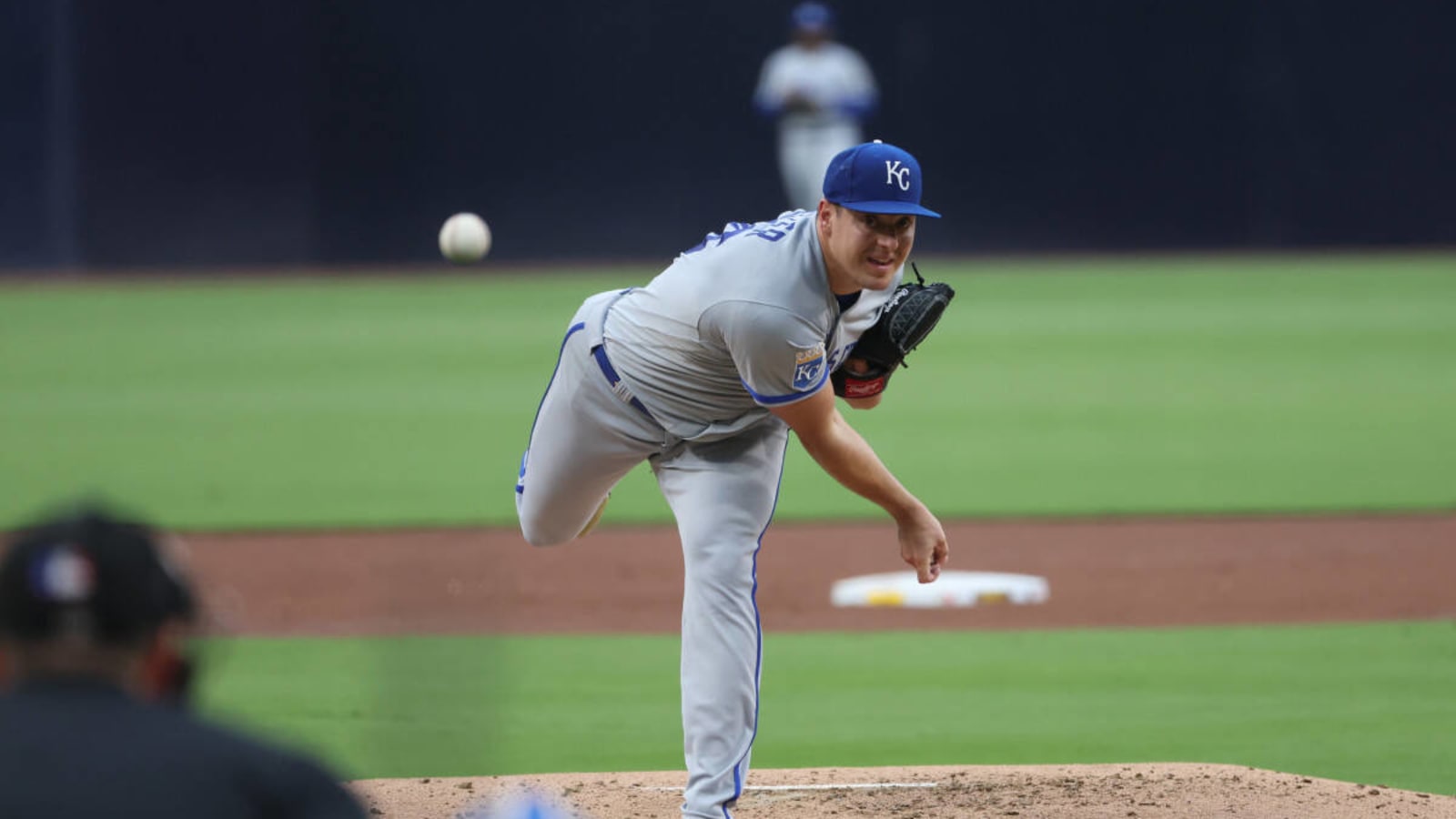 Chicago White Sox Sign Former Kansas City Royals Pitcher to Minor League Deal