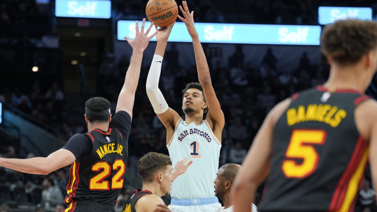 Will New Addition De&#39;Aaron Fox Make Spurs Debut vs. Hawks?