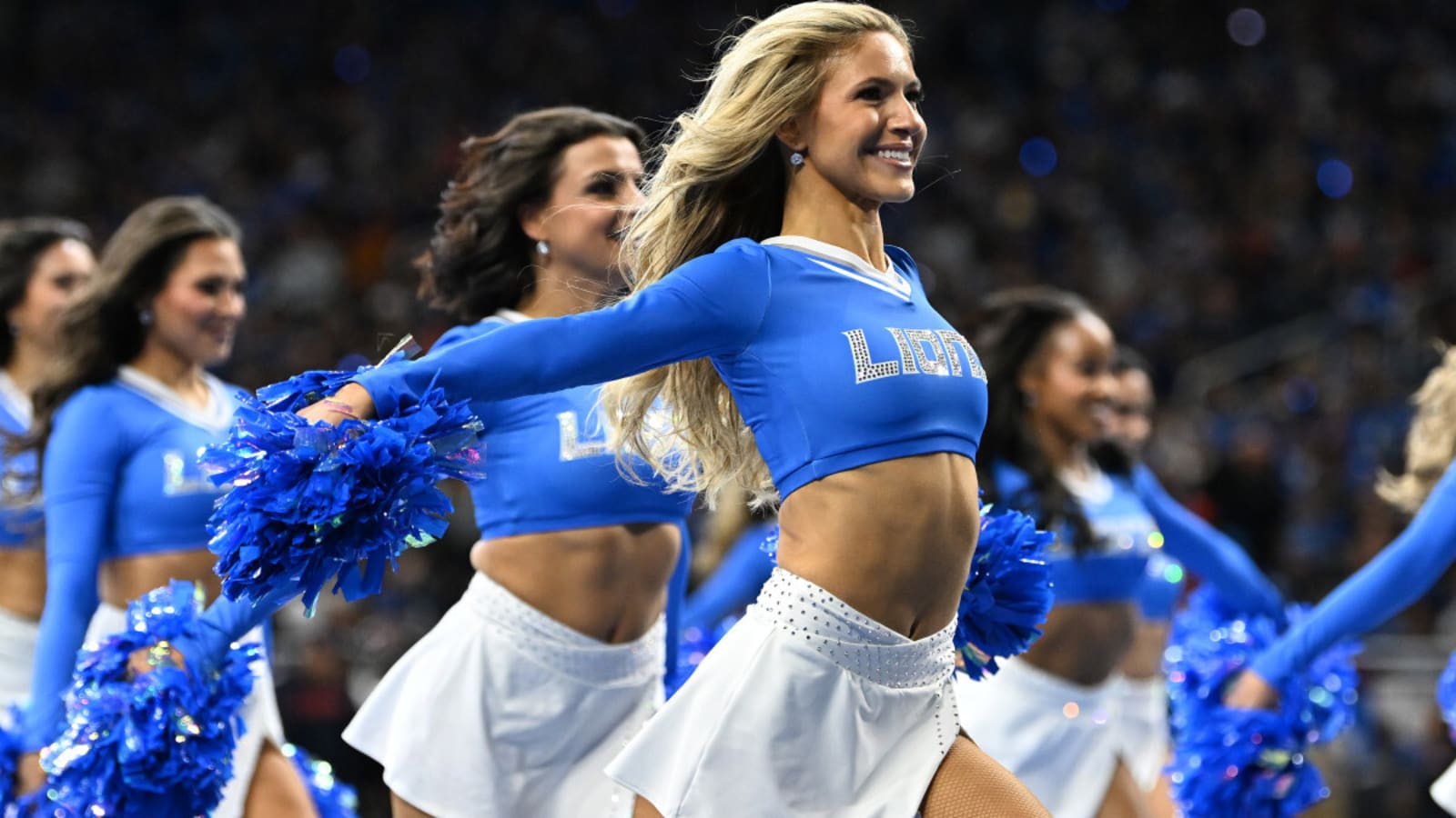 Cheerleaders Catch Attention With Wild Performance During Lions-Packers