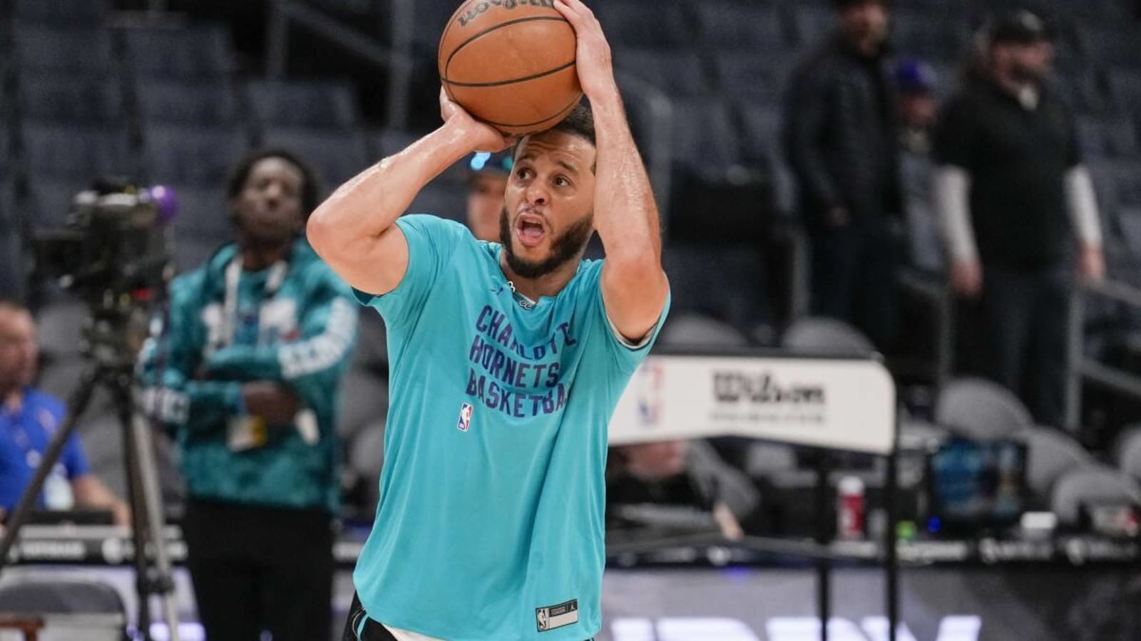 Hornets’ Seth Curry Leaves Matchup vs. 76ers With Injury