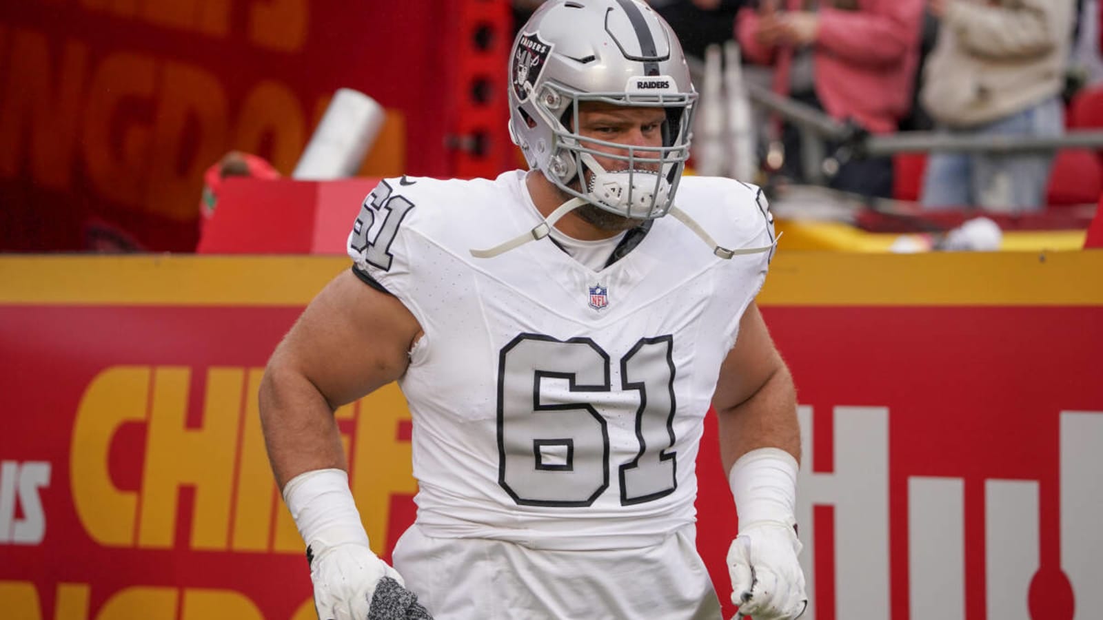 Las Vegas Raiders re-sign offensive guard Jordan Meredith before 2024 NFL Draft