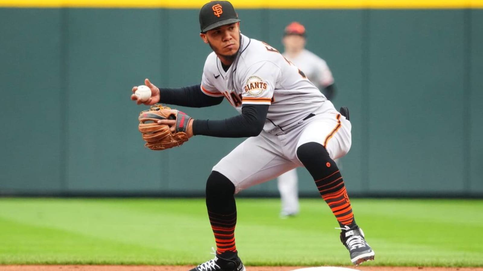  Giants avoid arbitration with young infielder Thairo Estrada