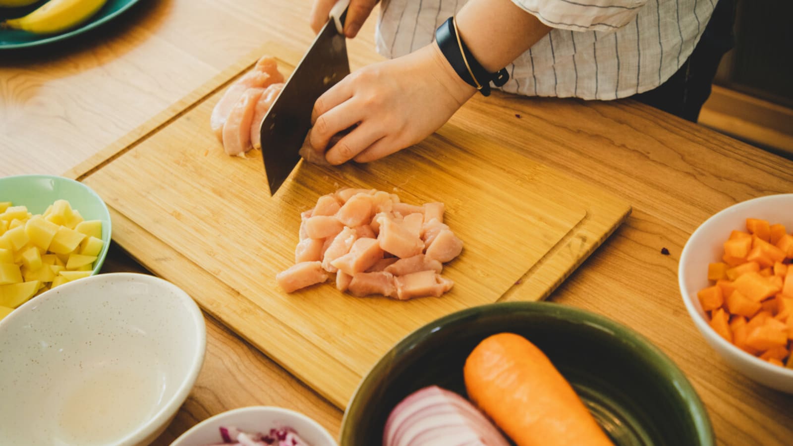 How to Clean a Wooden Cutting Board