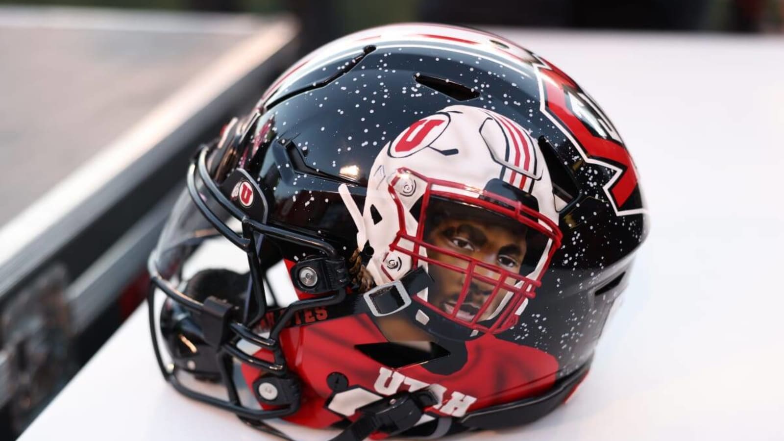 Utah Utes hand-painted helmet earns best helmet award