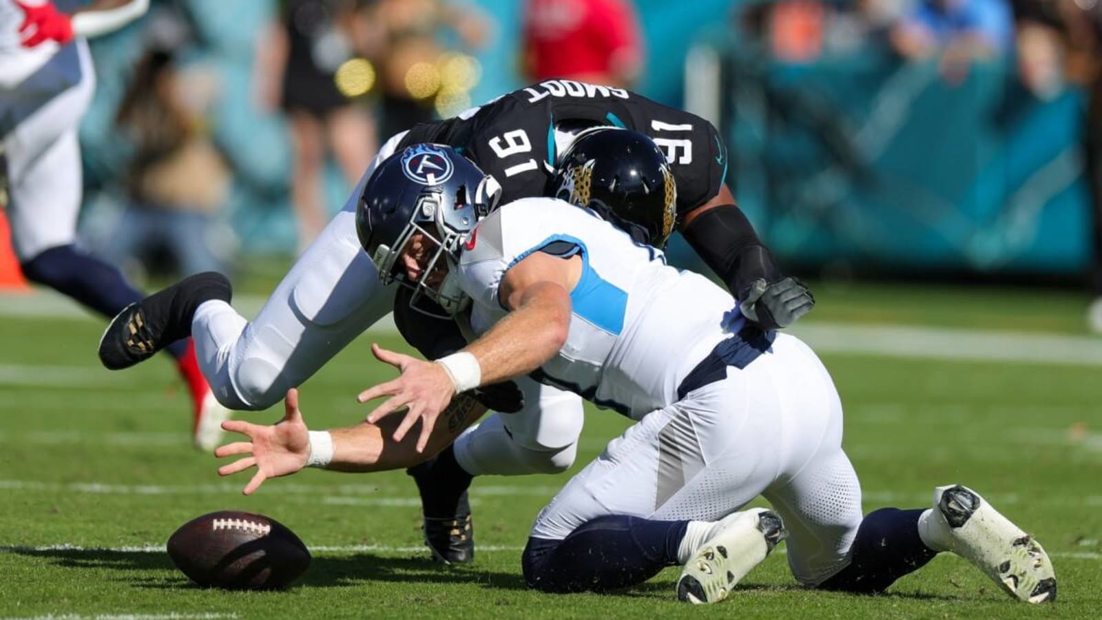 Watch: Tennessee Titans Lose Fumble To Jaguars After Bad Snap from OL Aaron Brewer