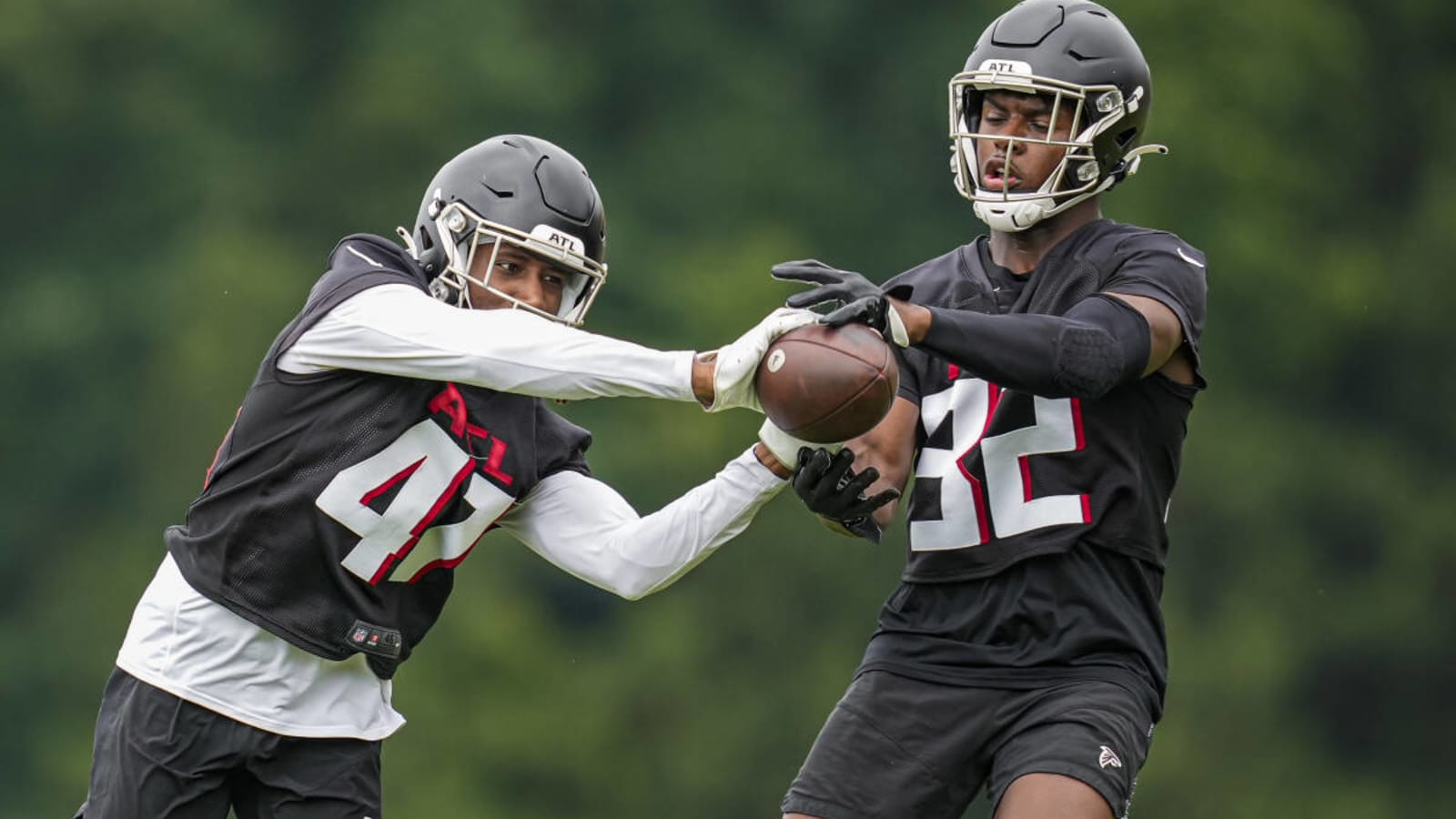 Chargers&#39; new safety Jaylinn Hawkins carted off the field at practice