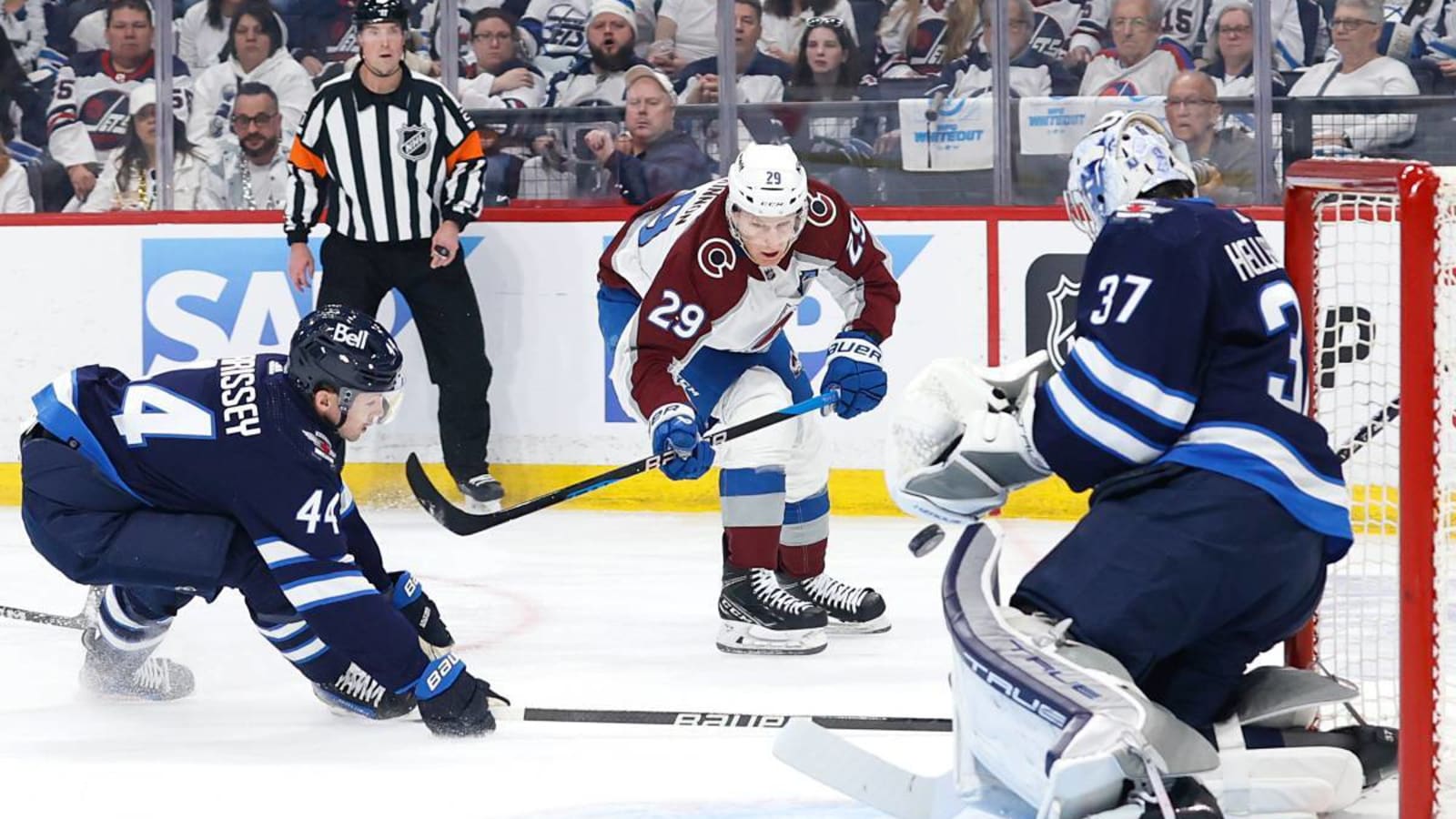 What’s going on with the Jets’ defensive play against the Avalanche?