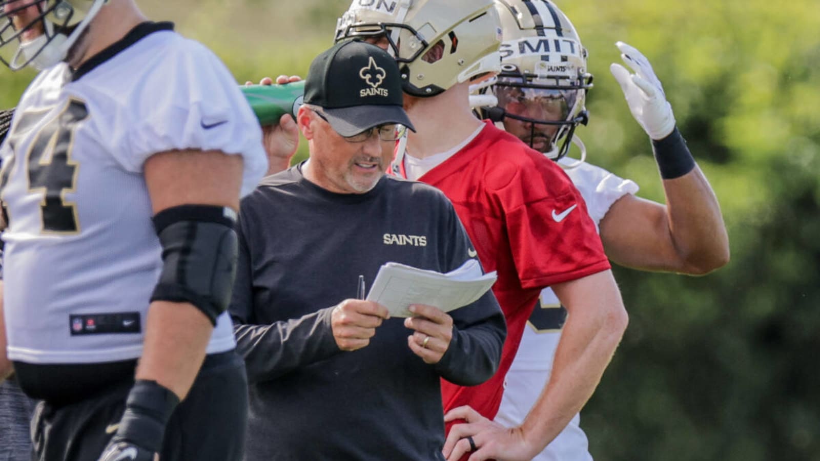 Saints starter defends offensive coordinator Pete Carmichael Jr.