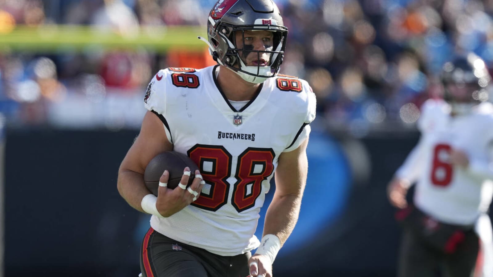 Buccaneers&#39; Cade Otton Scores Touchdown With Seconds Remaining in First Half to Tie Game vs. Lions