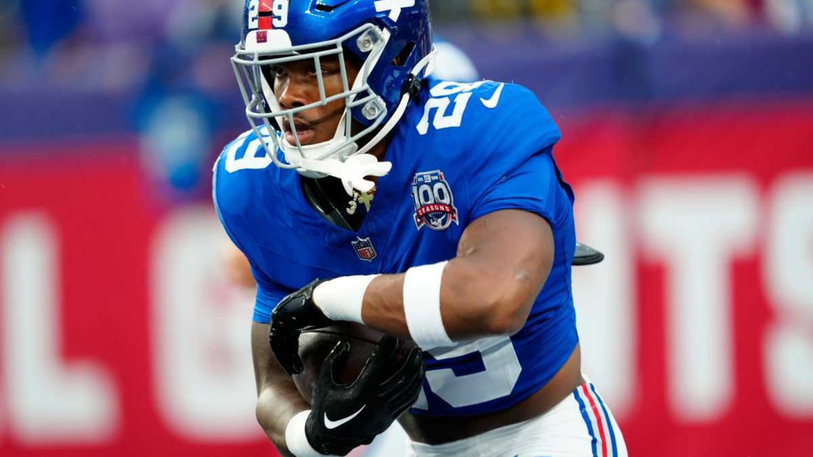 Giants rookie suffers tough blow and is carted off the field right after promising debut