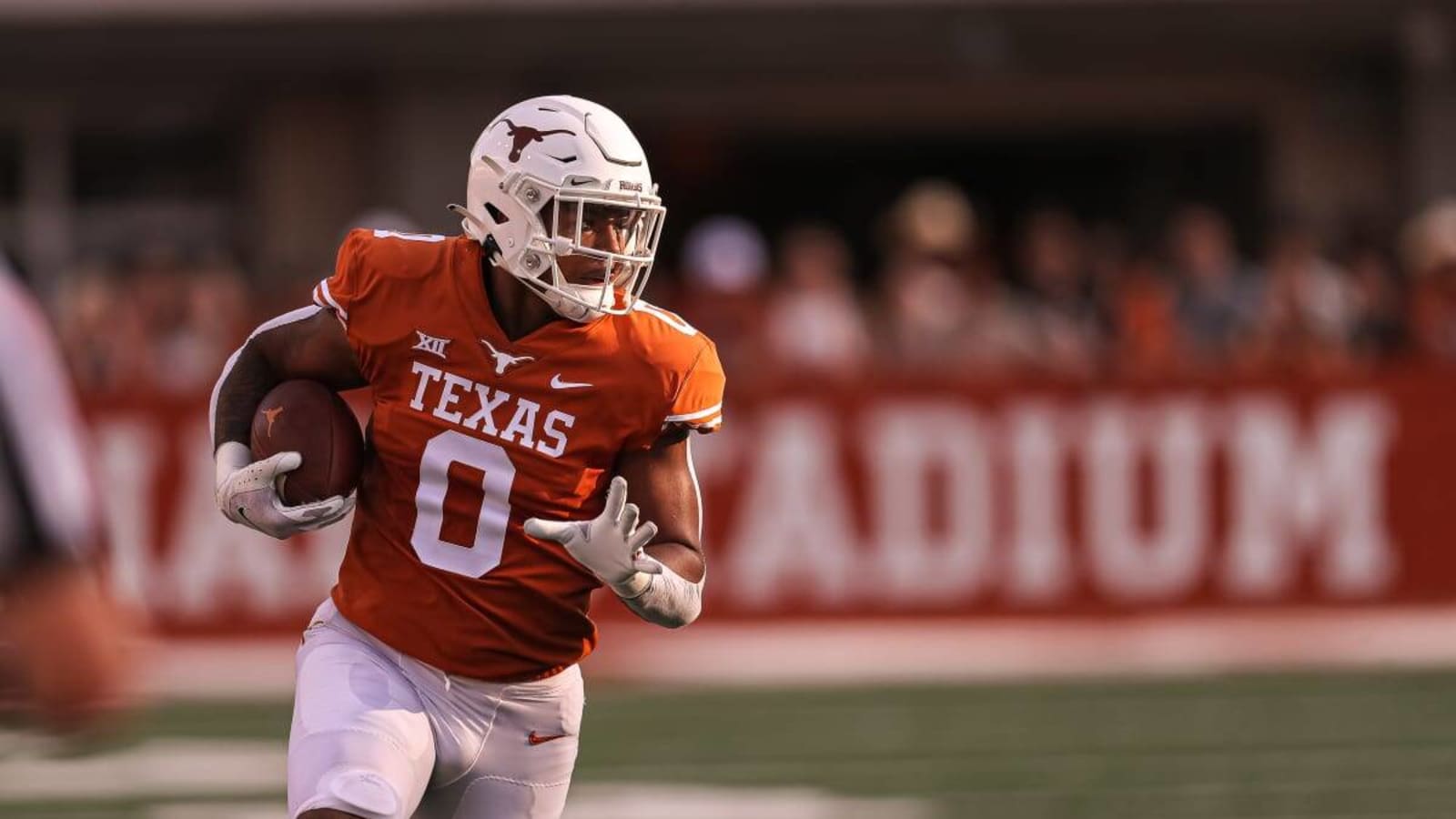 Longhorns Tight End Ja&#39;Tavion Sanders Injured vs. Kansas