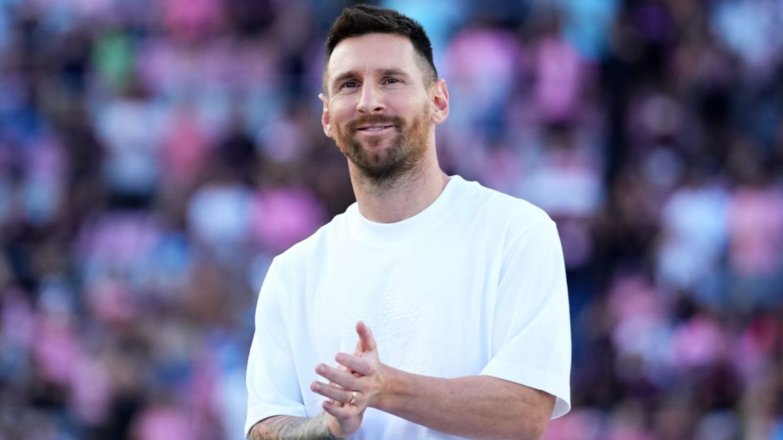Lionel Messi Pays Respect to Argentina Soccer Legend