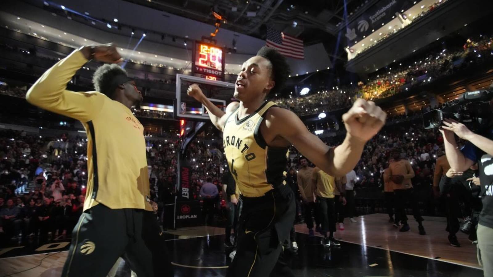 Scottie Barnes Exits Raptors Game With Apparent Hand Injury