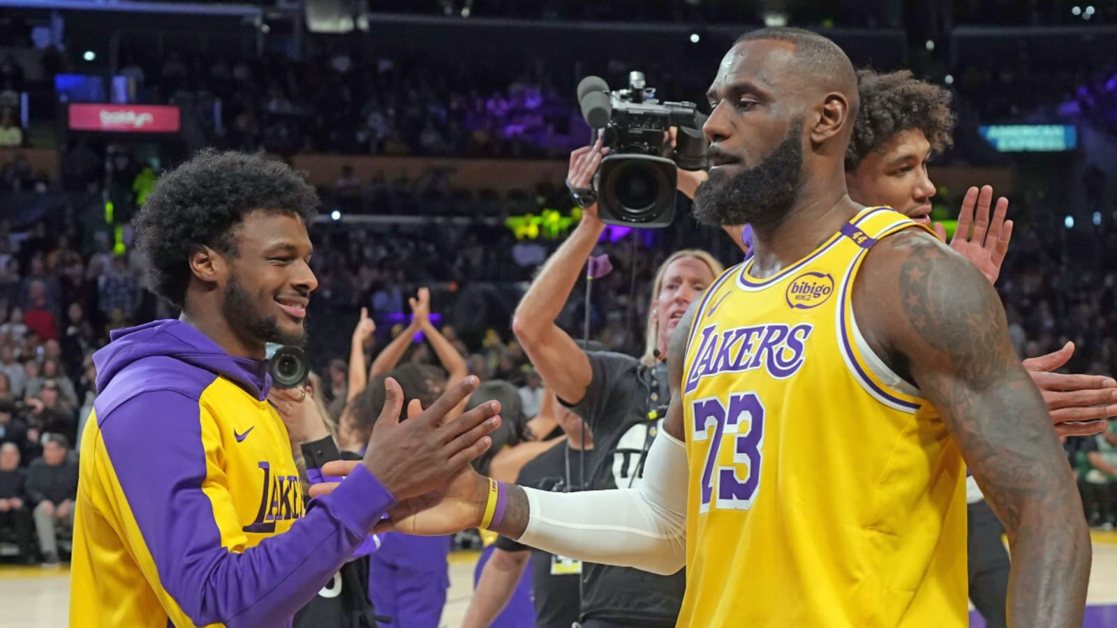 LeBron James Needs No Words to React to Bronny James&#39; Dunk