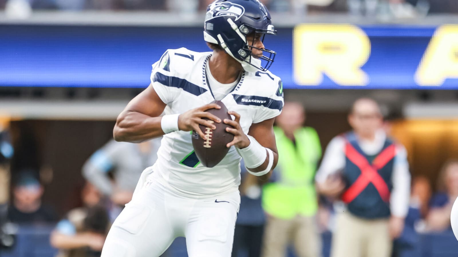 Seahawks Star in Disbelief Over Geno Smith-Raiders Trade