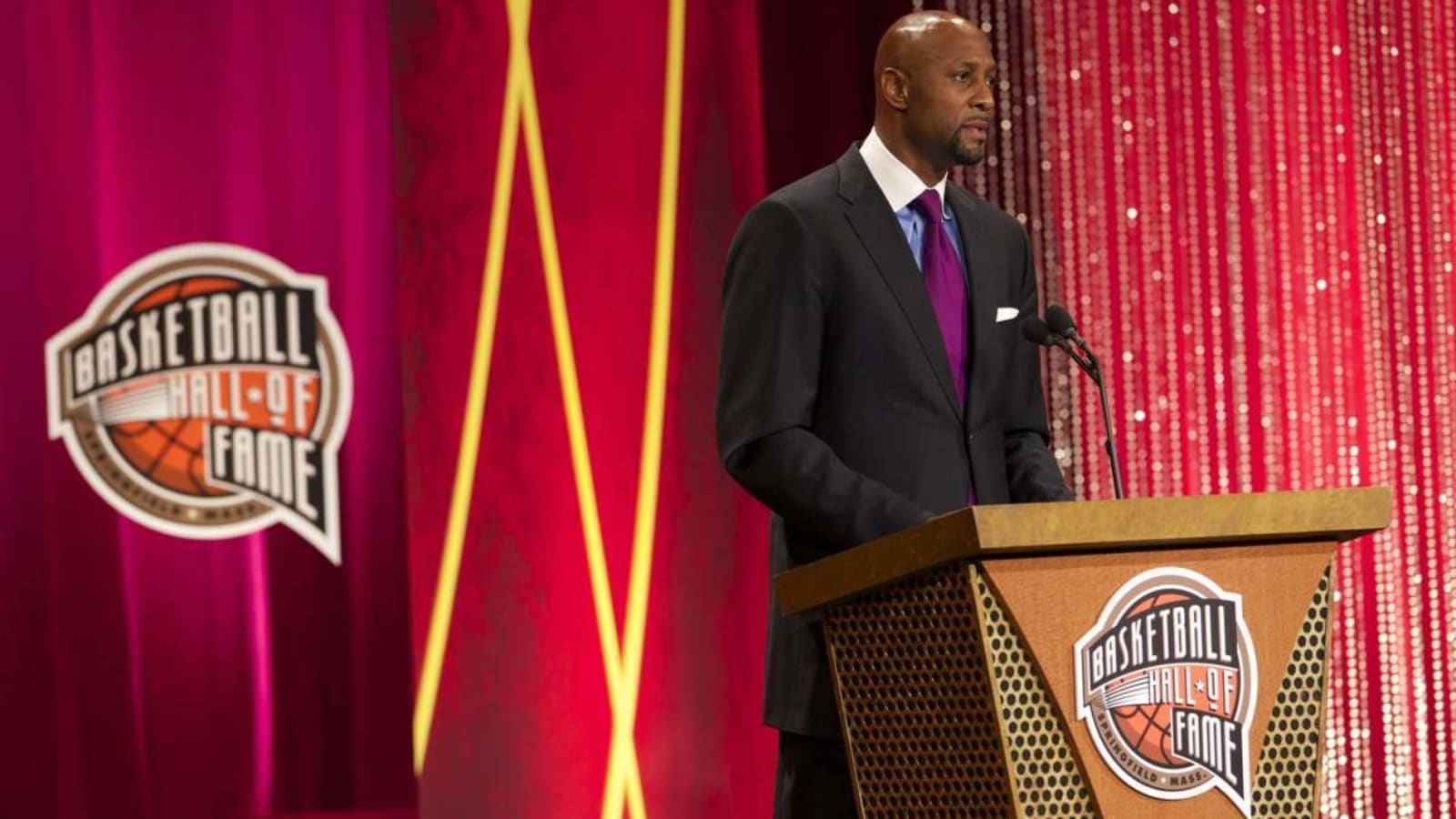 Alonzo Mourning Selects His 5 Favorite Teammates Of All Time; Ignores The Most Dominant Center In NBA History