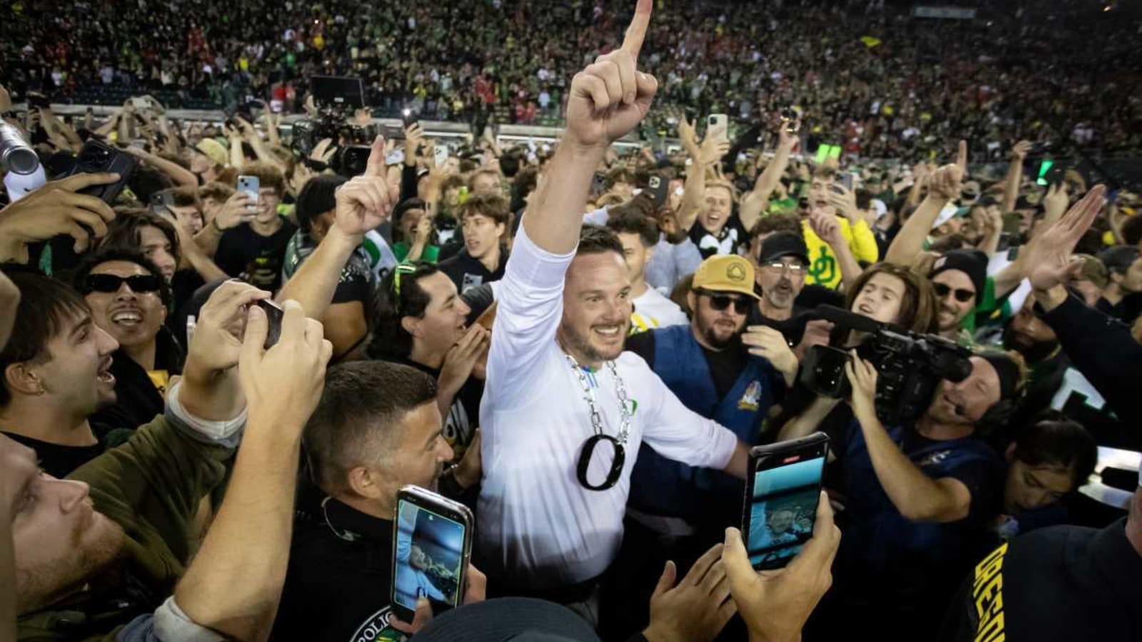 Dan Lanning and the Oregon Ducks considered the team to beat for elite five-star defender as they move one step closer to a commitment