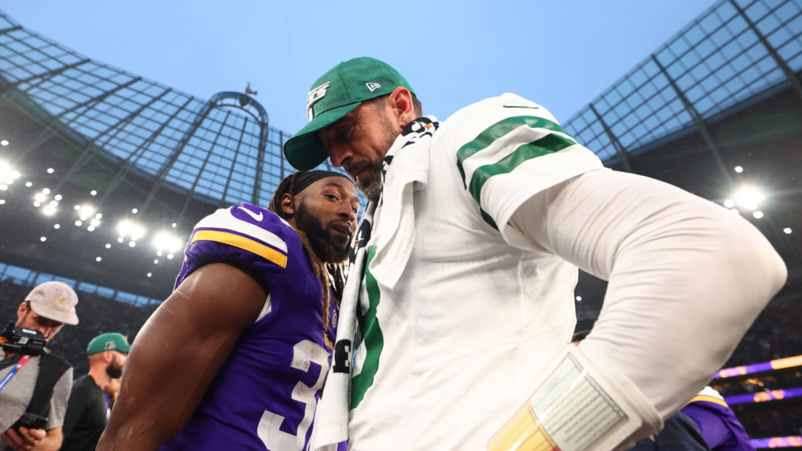 Vikings&#39; Aaron Jones Speaks on Aaron Rodgers Offseason Drama