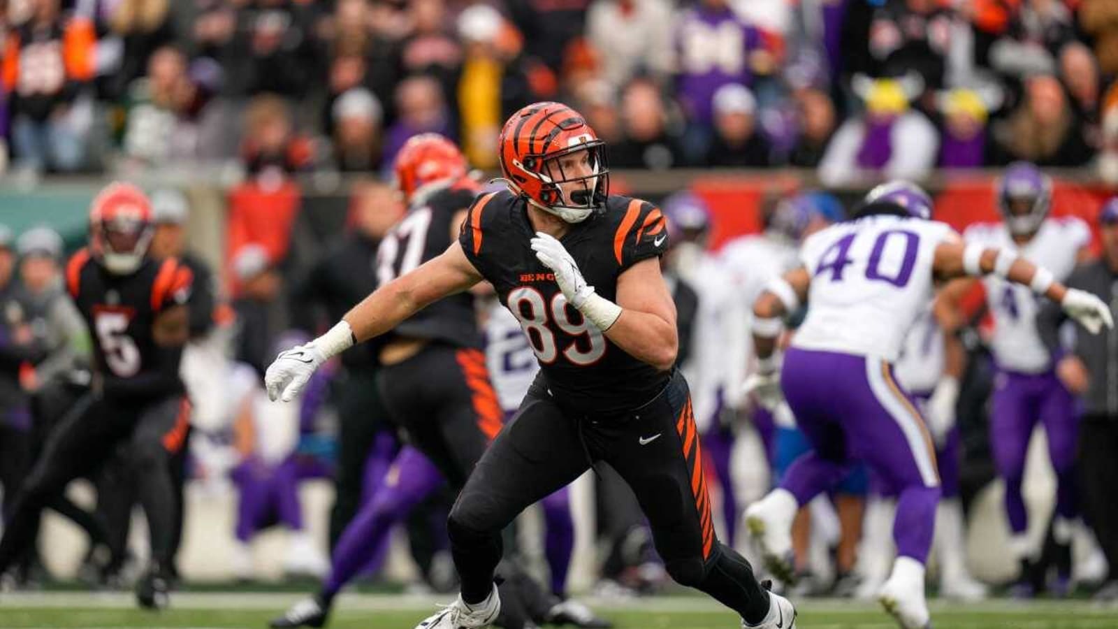  Drew Sample Passes Out Toys to Kids at Cincinnati Children&#39;s Hospital