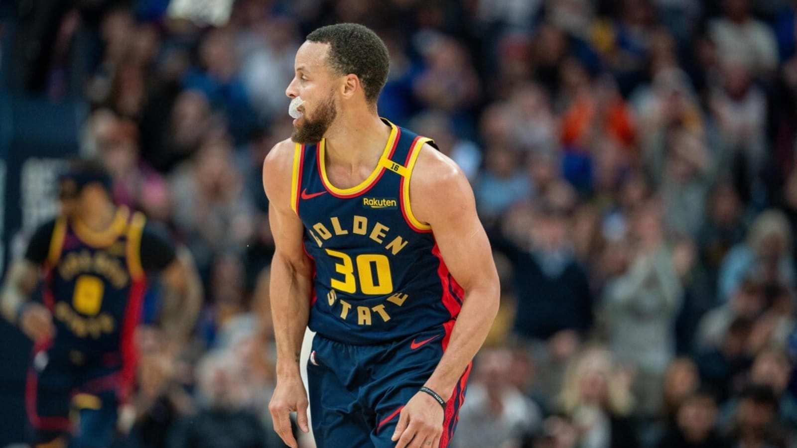 Stephen Curry chuẩn bị tham gia chuyến đi của Warriors, có thể trở lại trong trận đấu với Miami Heat