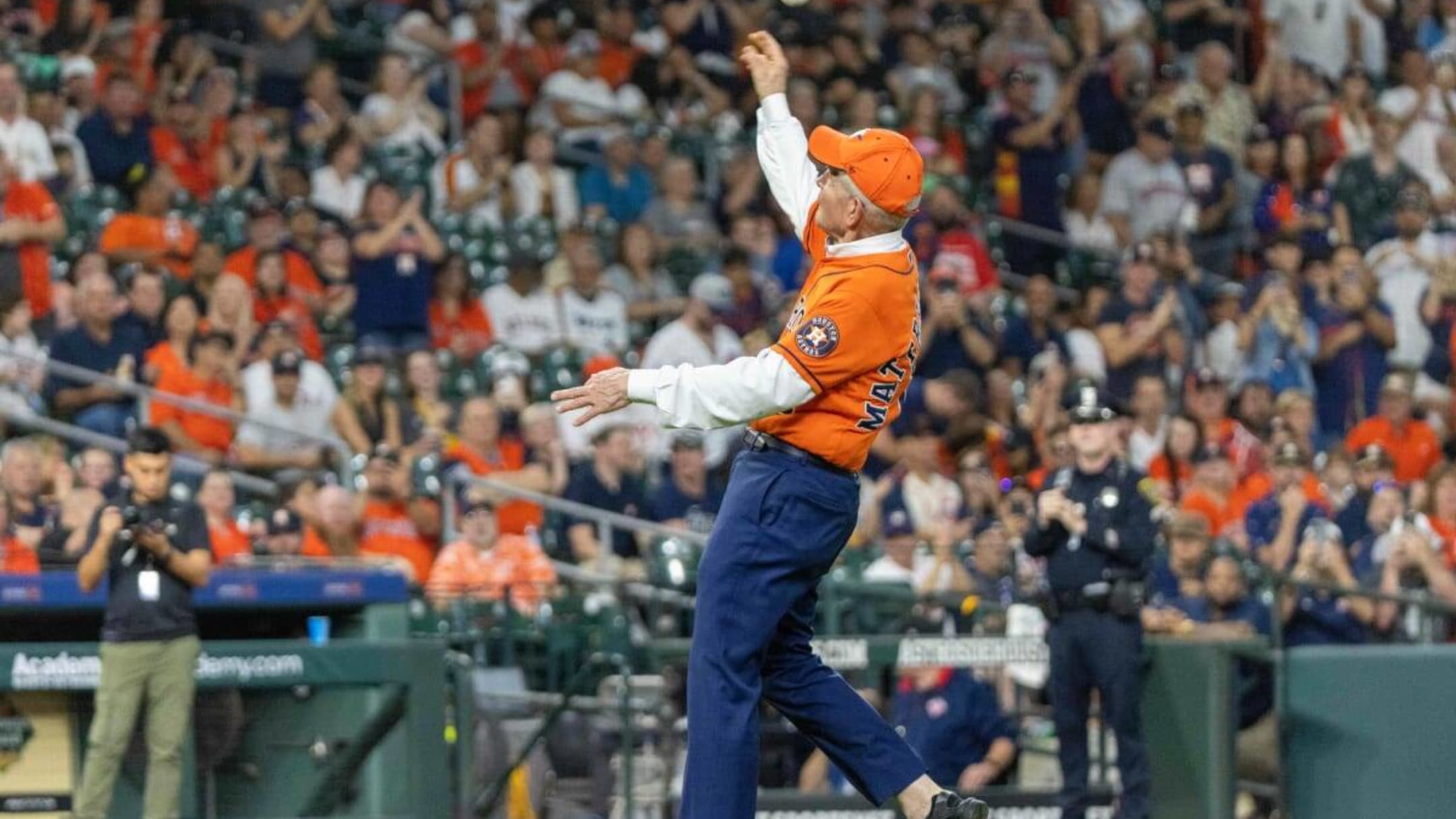 Mariners superfans throw out first pitch