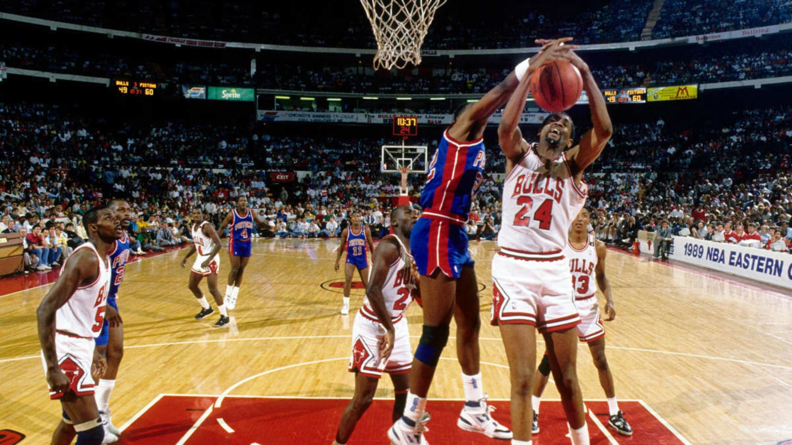 Bulls great Bill Cartwright defends Jerry and Thelma Krause