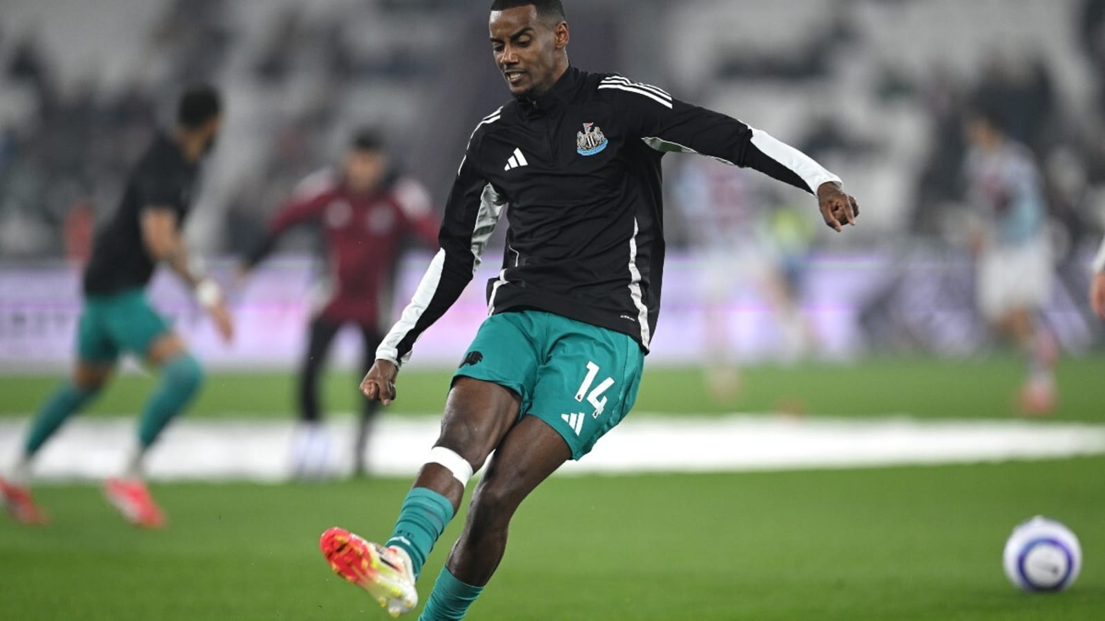 Report: Alexander Isak spells out one thing Newcastle must do before contract renewal