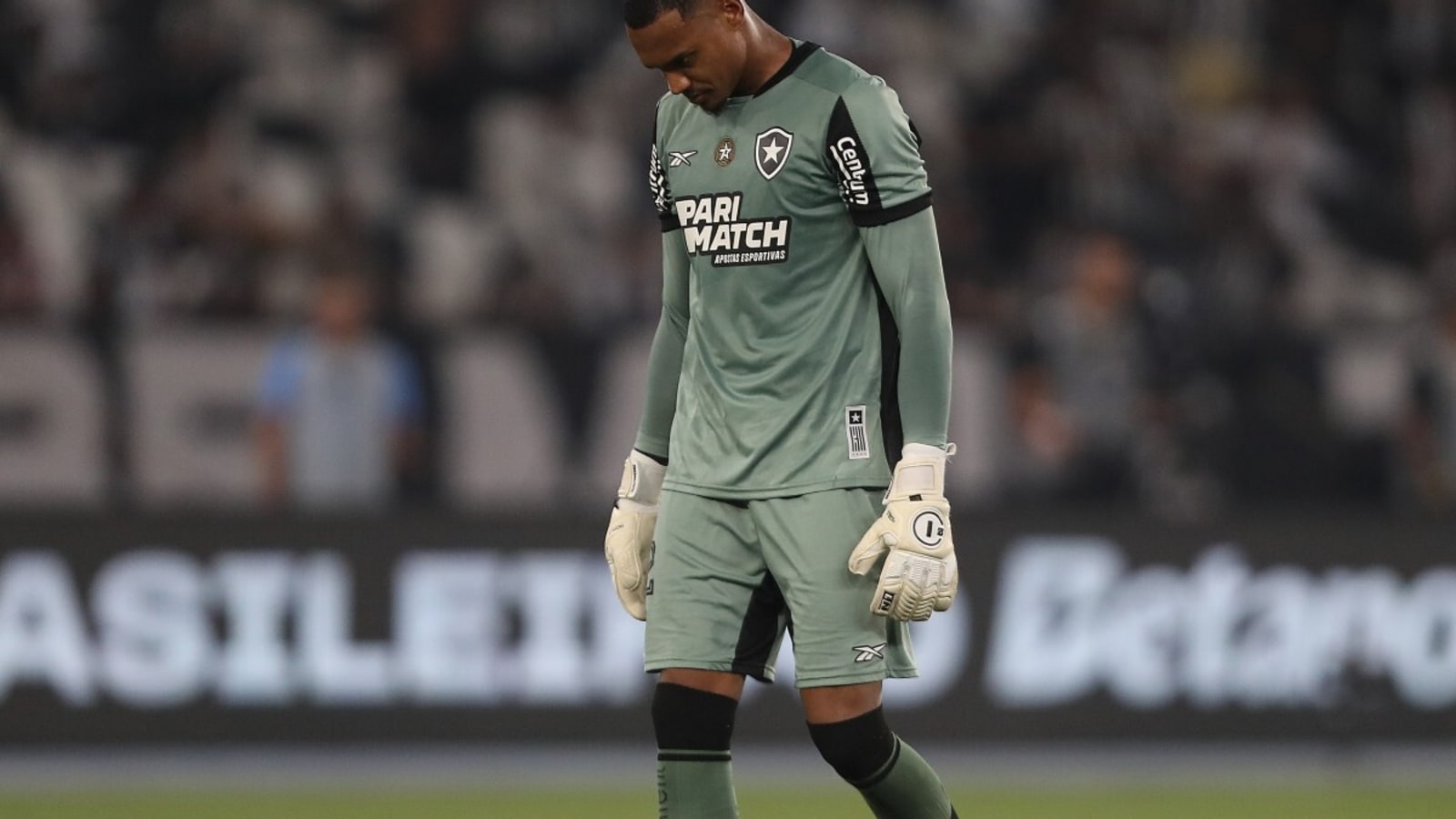 Man United & Tottenham both set for talks over surprise goalkeeper transfer