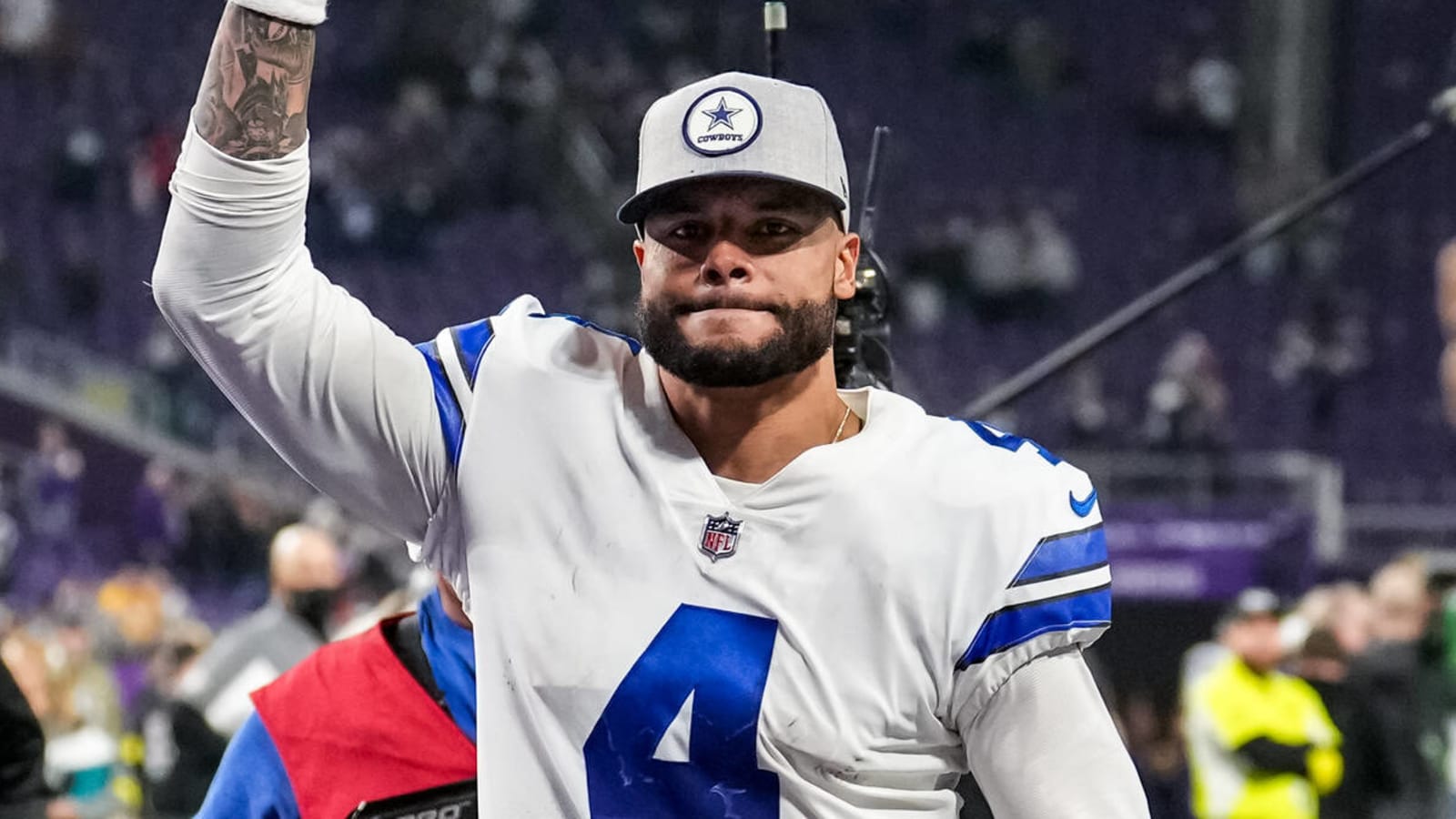 Dak Prescott honored Cowboys greats with sweatshirt