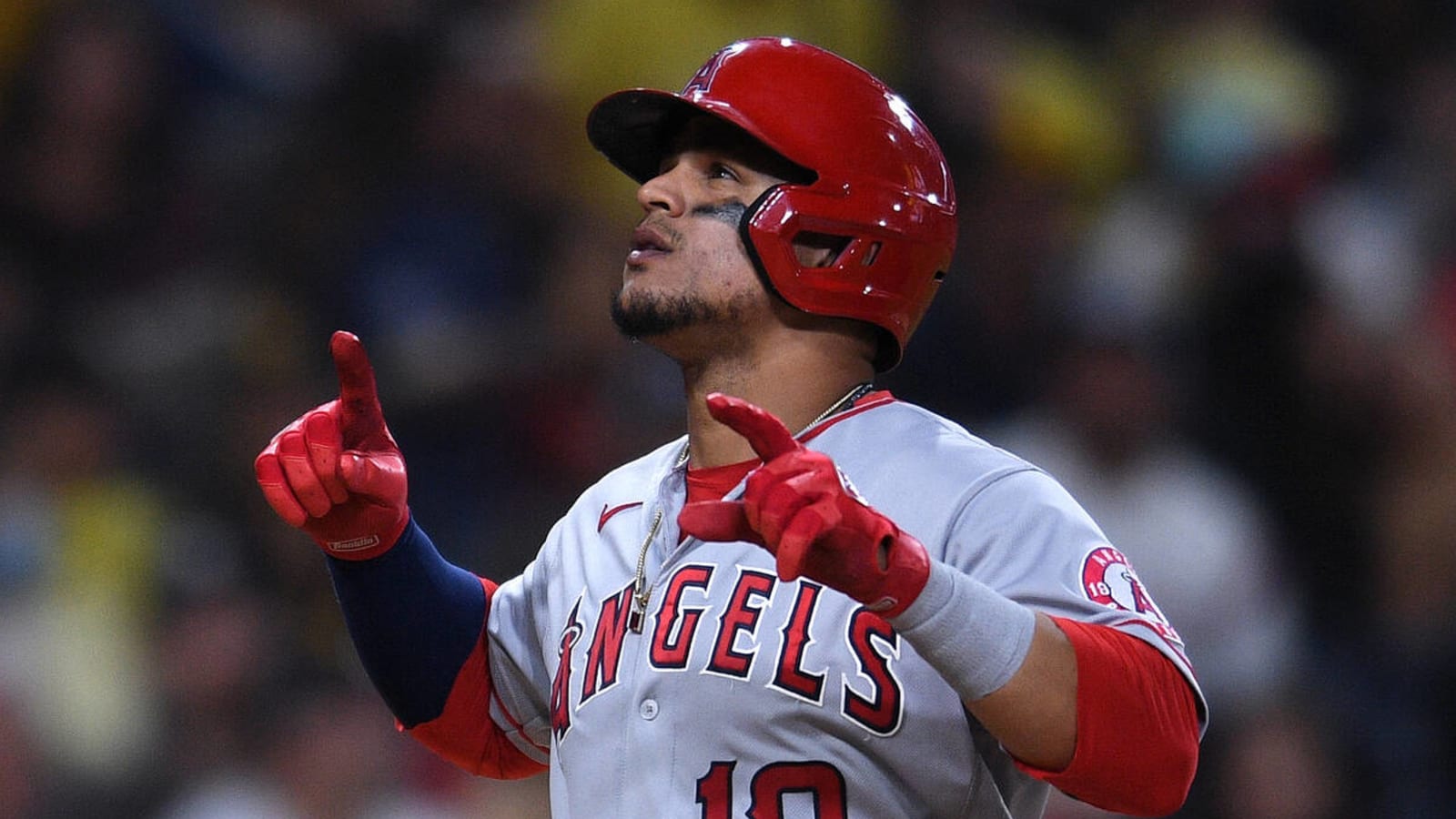 Angels re-sign Juan Lagares to minors contract