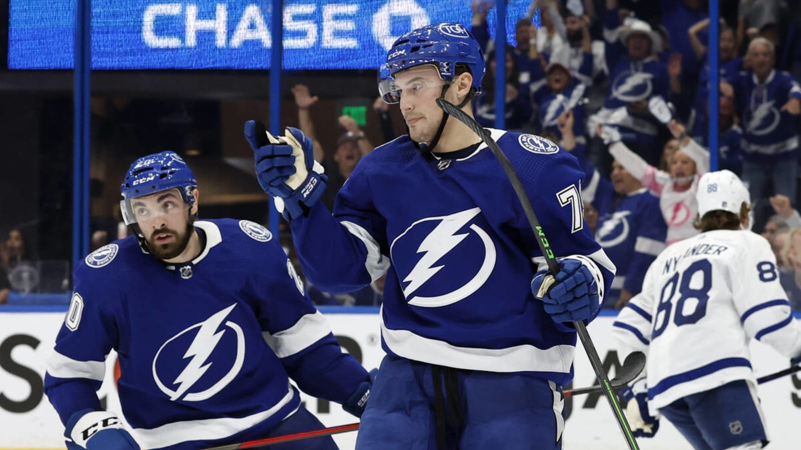 Lightning rout Maple Leafs 7-3, even series 2-2