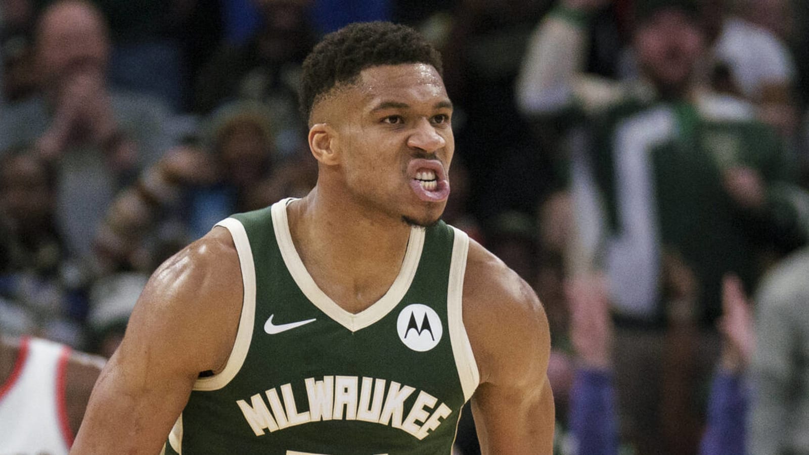 Watch: Giannis uses one dribble from half-court to dunk