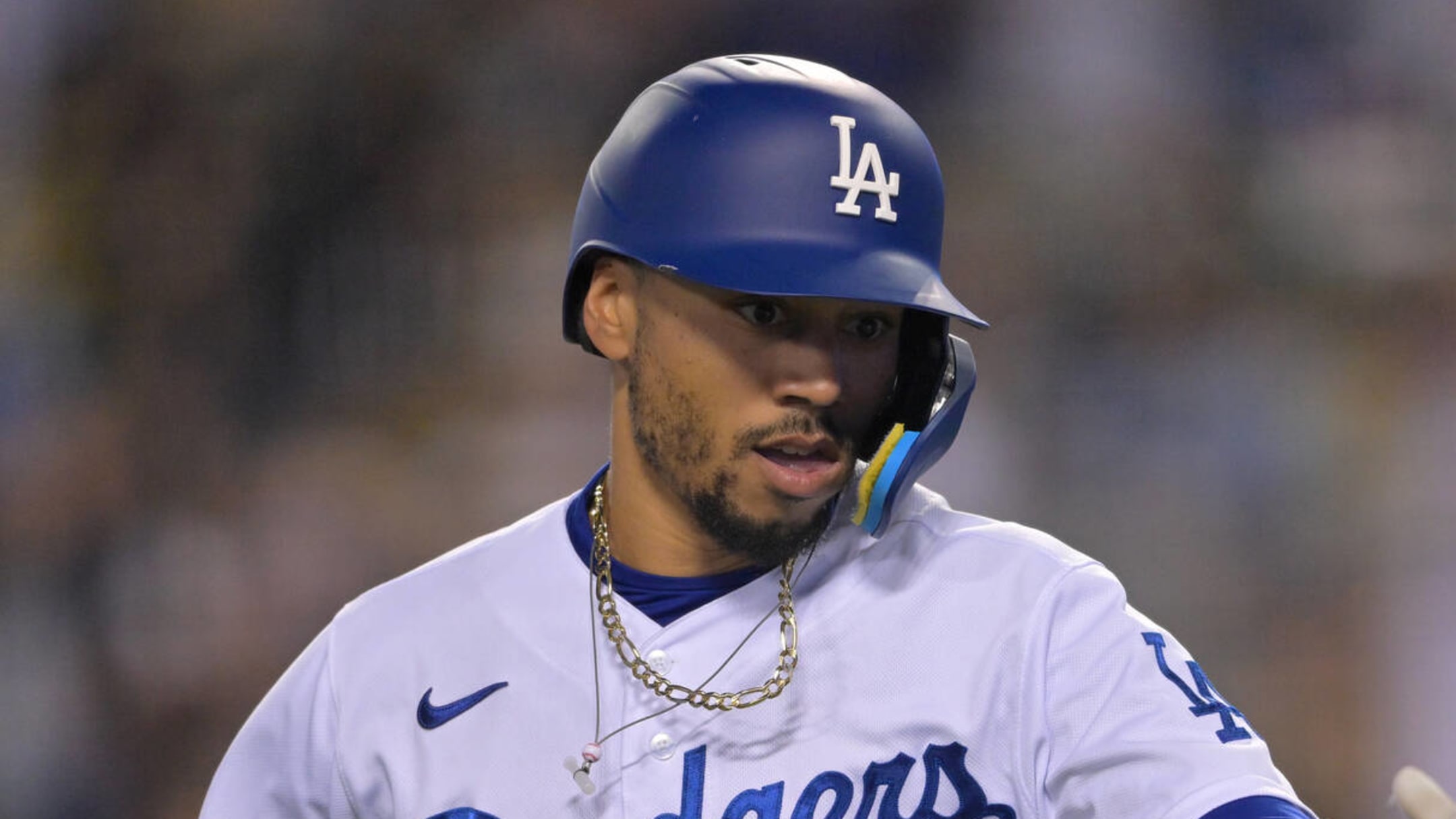 Mookie Betts injury: Dodgers OF headed for IL with a cracked rib