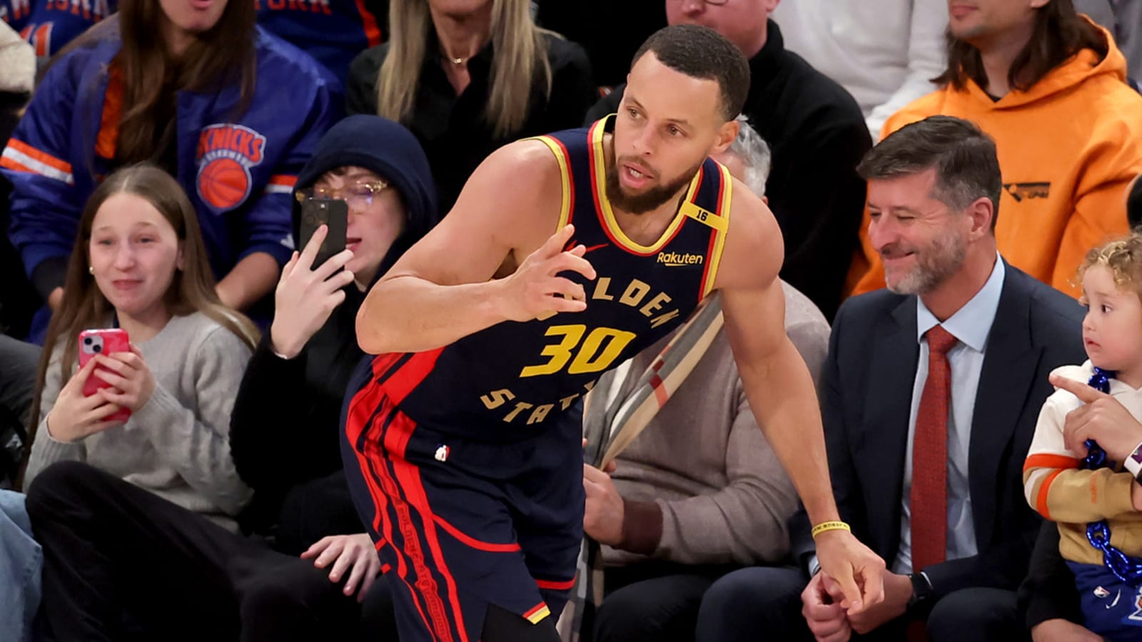 Stephen Curry leads Warriors to huge comeback win over Knicks