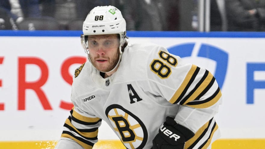 Watch: David Pastrnak gets his helmet knocked off in fight