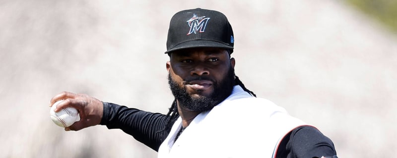 Johnny Cueto dazzles in front of big crowd, Giants beat A's
