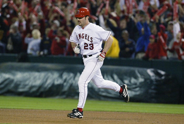 Seattle Mariners' Scott Spiezio steals second as Anaheim Angels