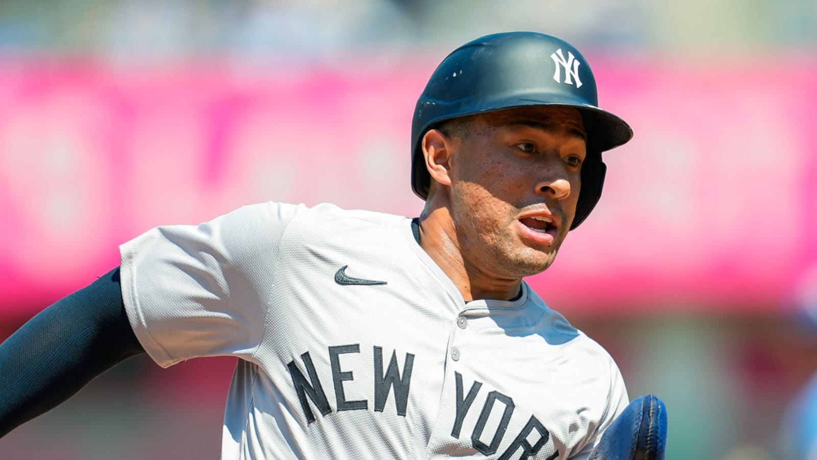 Watch: Yankees outfielder gets booed for a lazy play
