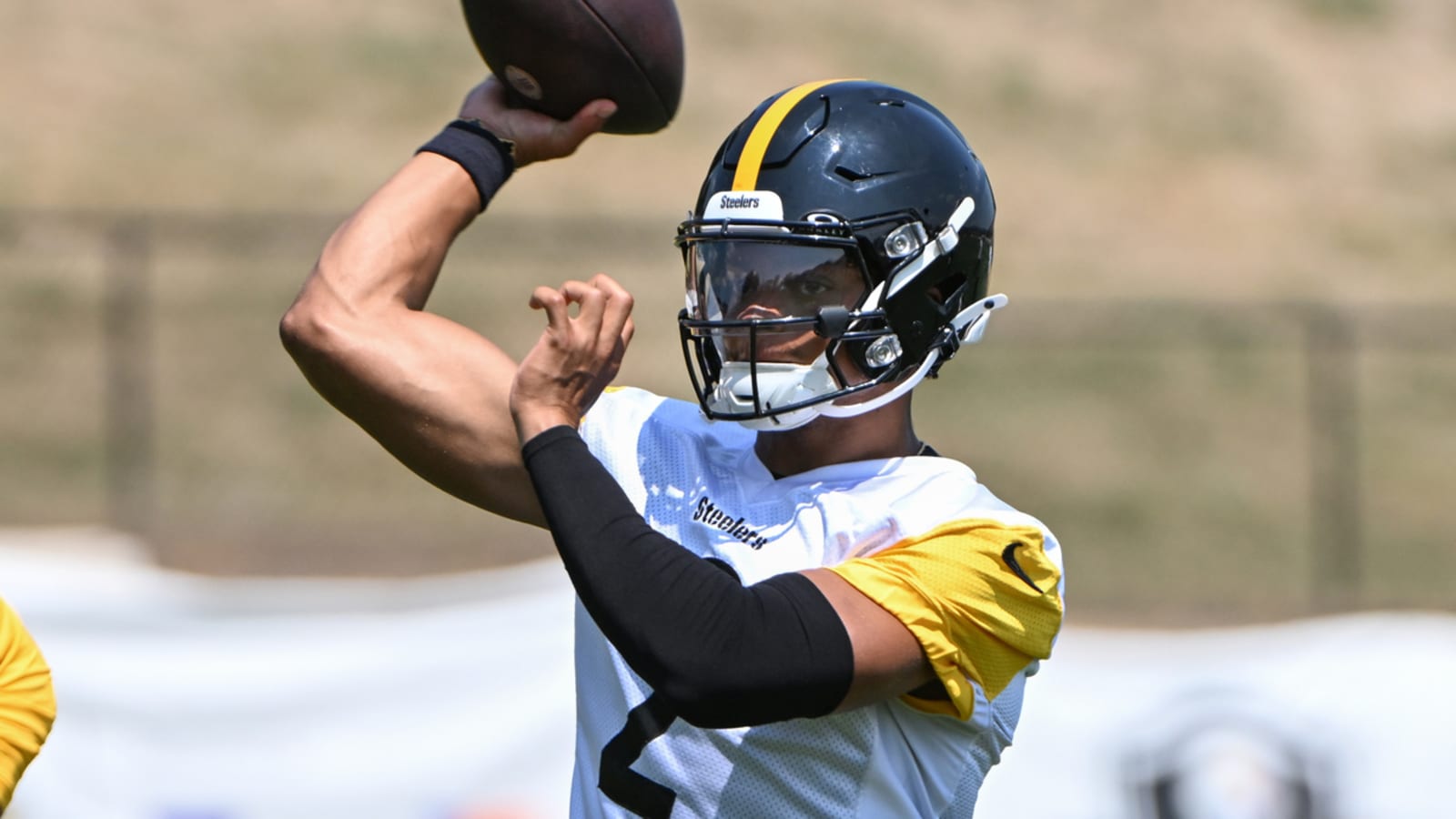 Justin Fields closing gap in competition with Russell Wilson