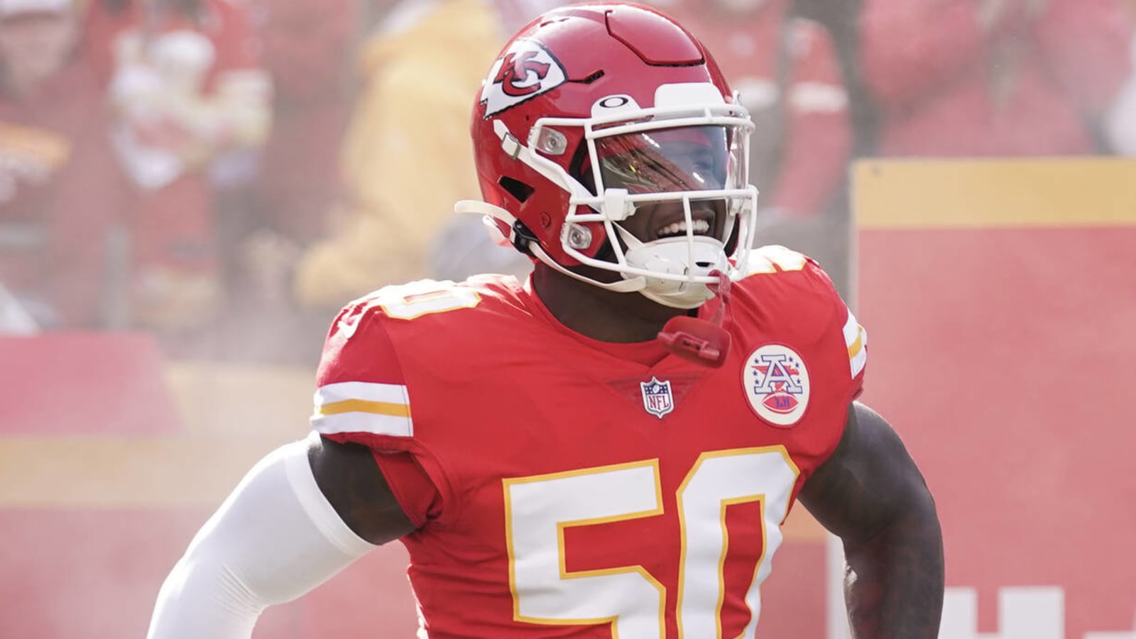 Chiefs LB Willie Gay Jr. runs shirtless through Kansas City streets during Super Bowl parade