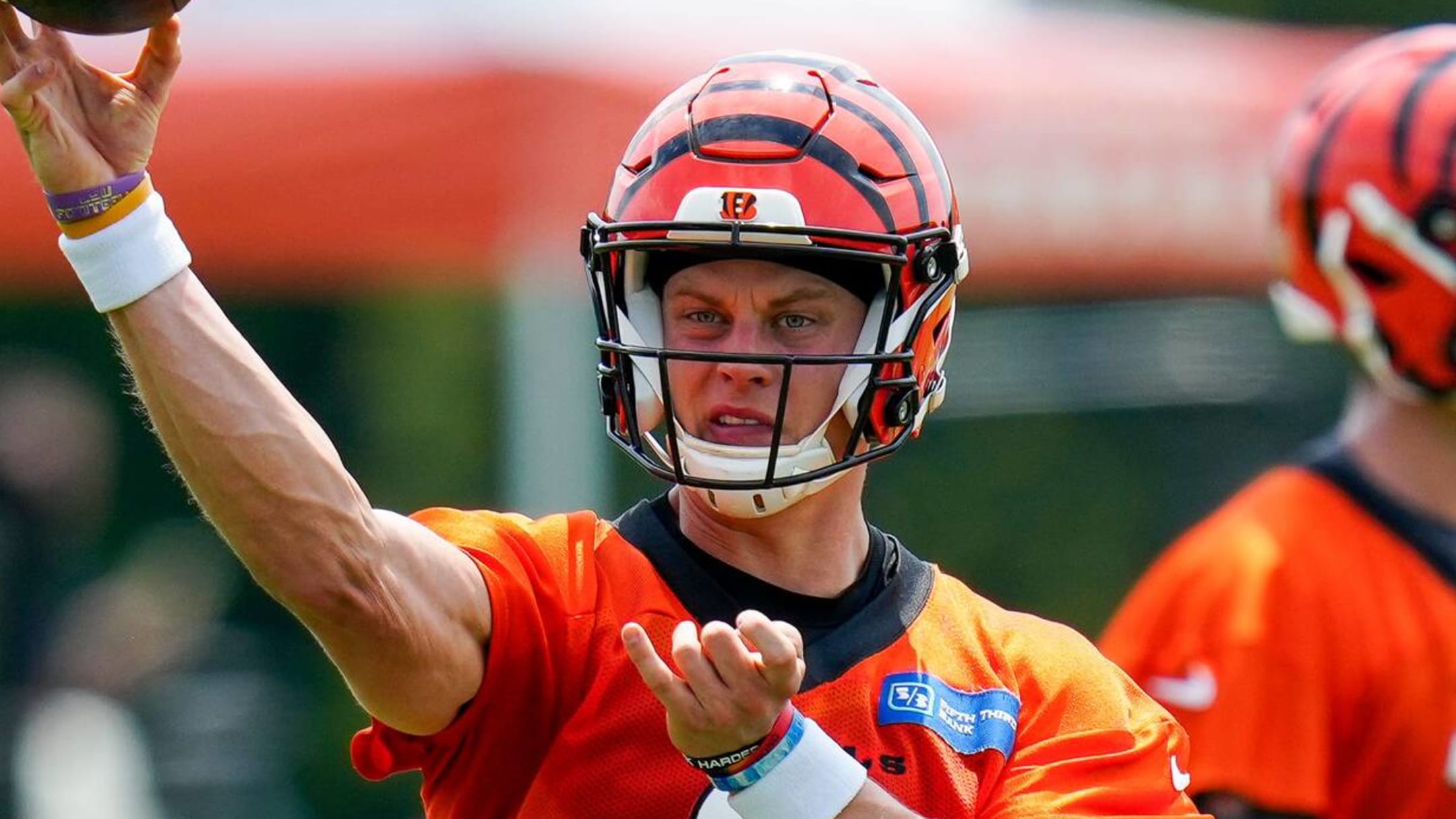 Bengals QB Joe Burrow carted off field after suffering calf injury