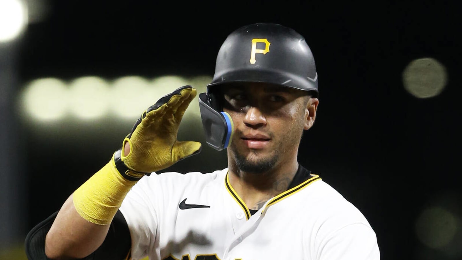 Pirates outright catcher Michael Perez