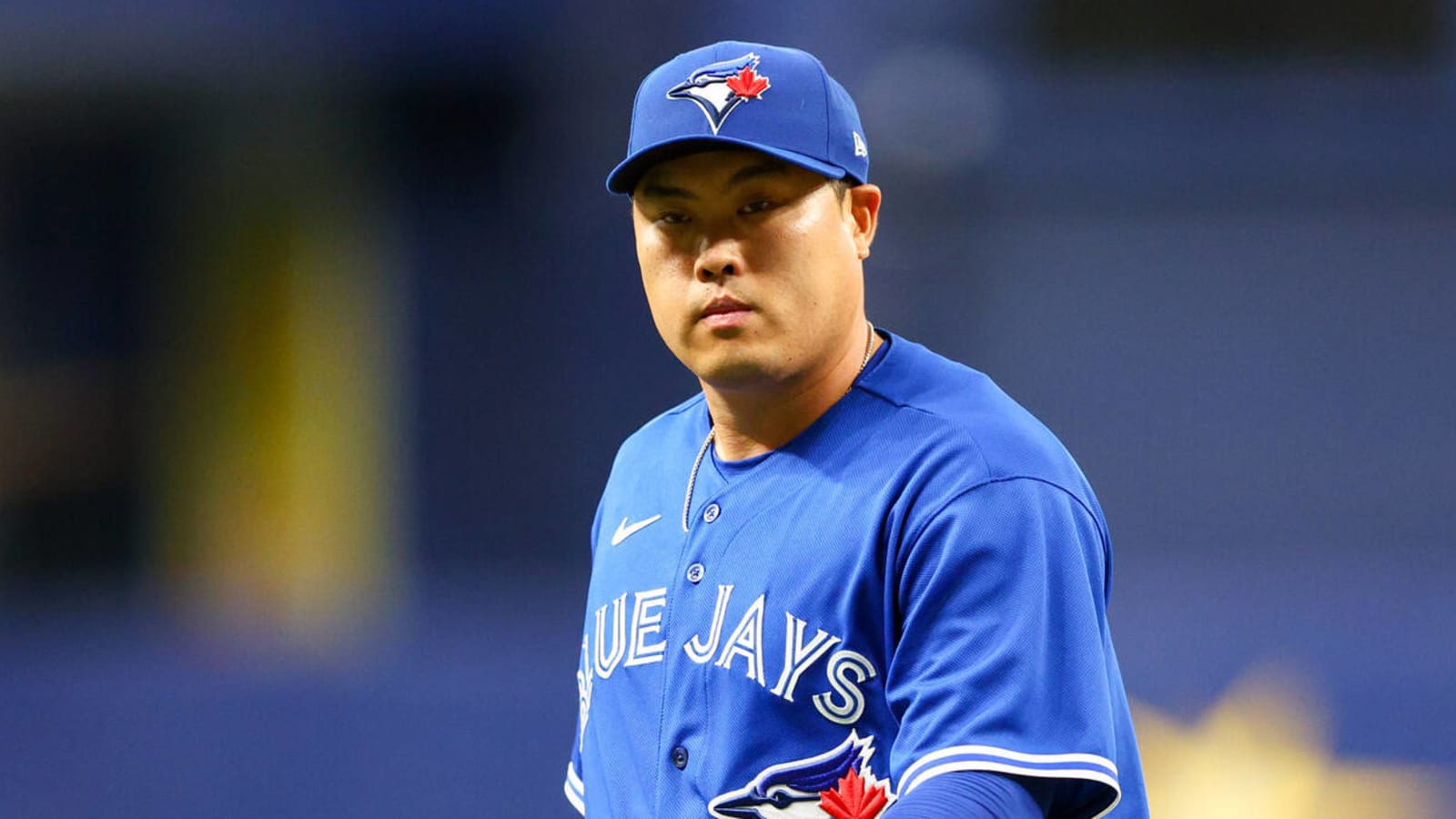 Blue Jays pitcher Hyun Jin Ryu leaves game after being struck by liner on  right knee