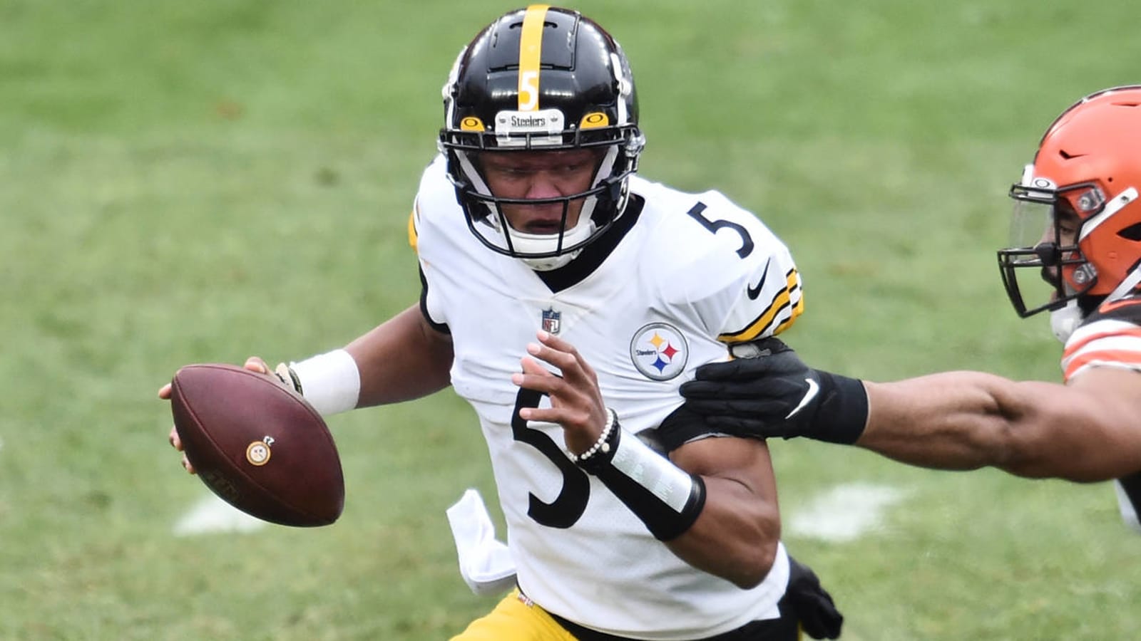 Steelers re-sign backup QB Josh Dobbs