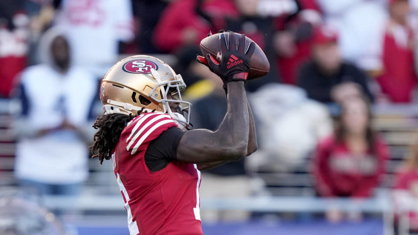 49ers legend Jerry Rice looks ready to take the field again as he