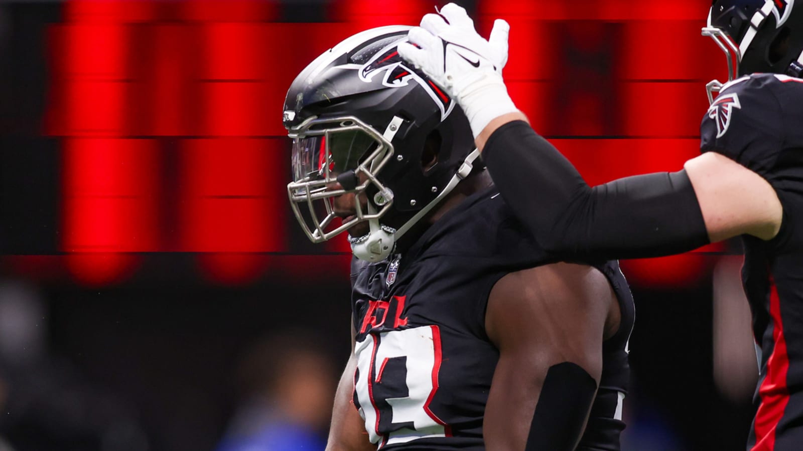 Falcons re-sign DL Kentavius Street