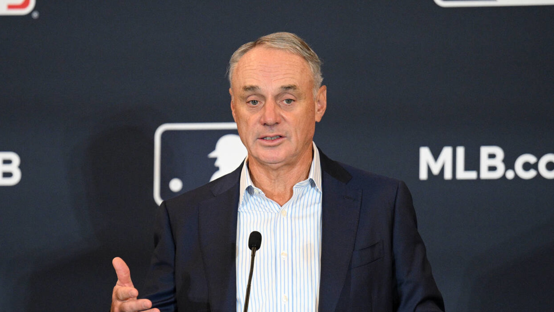 17 former MLB scouts suing league for age discrimination