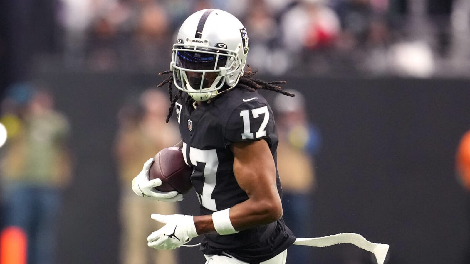 Raiders' QB drama overshadows Davante Adams eclipsing a Hall of Famer