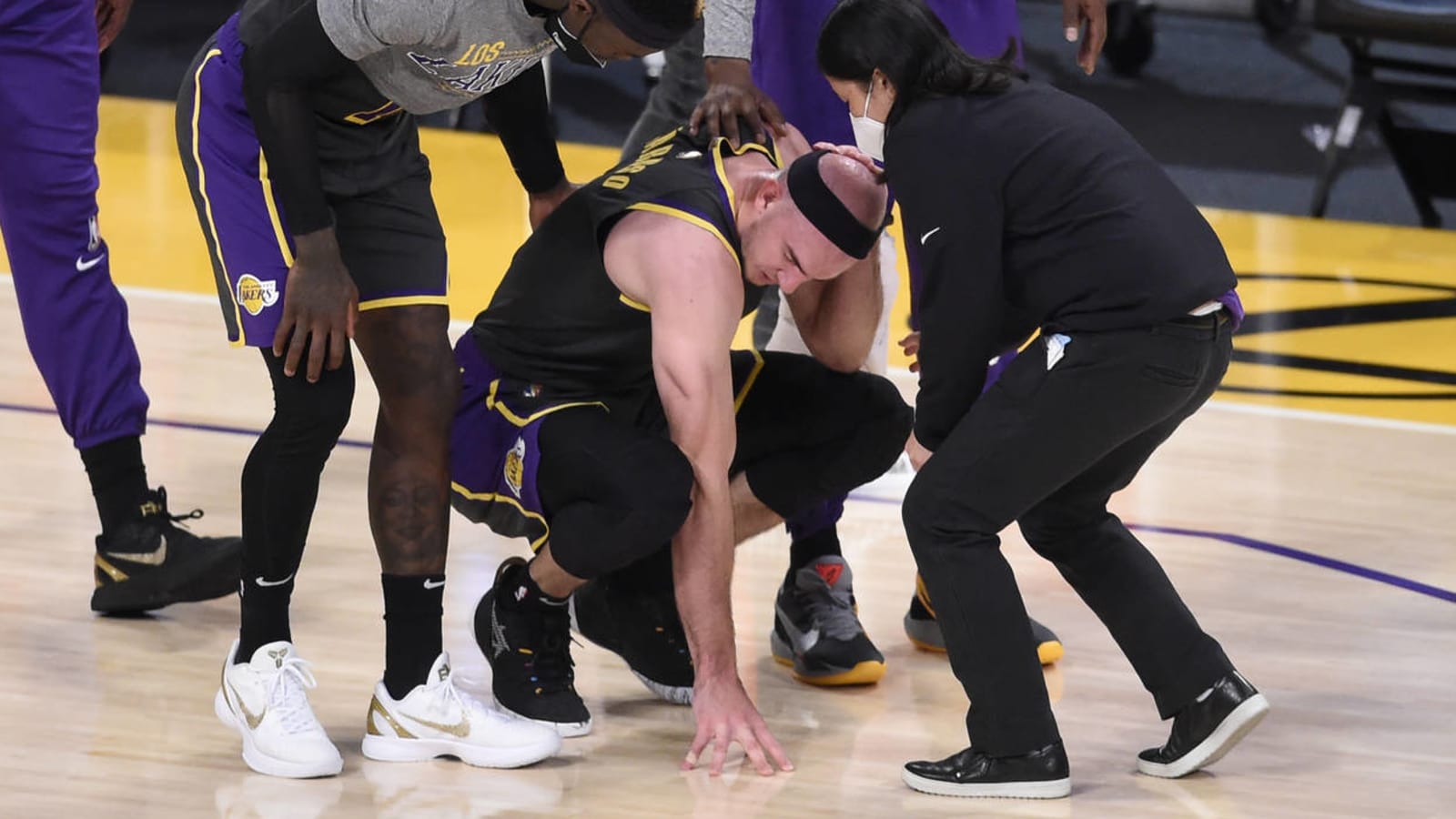 Alex Caruso suffers injury after banging head on floor