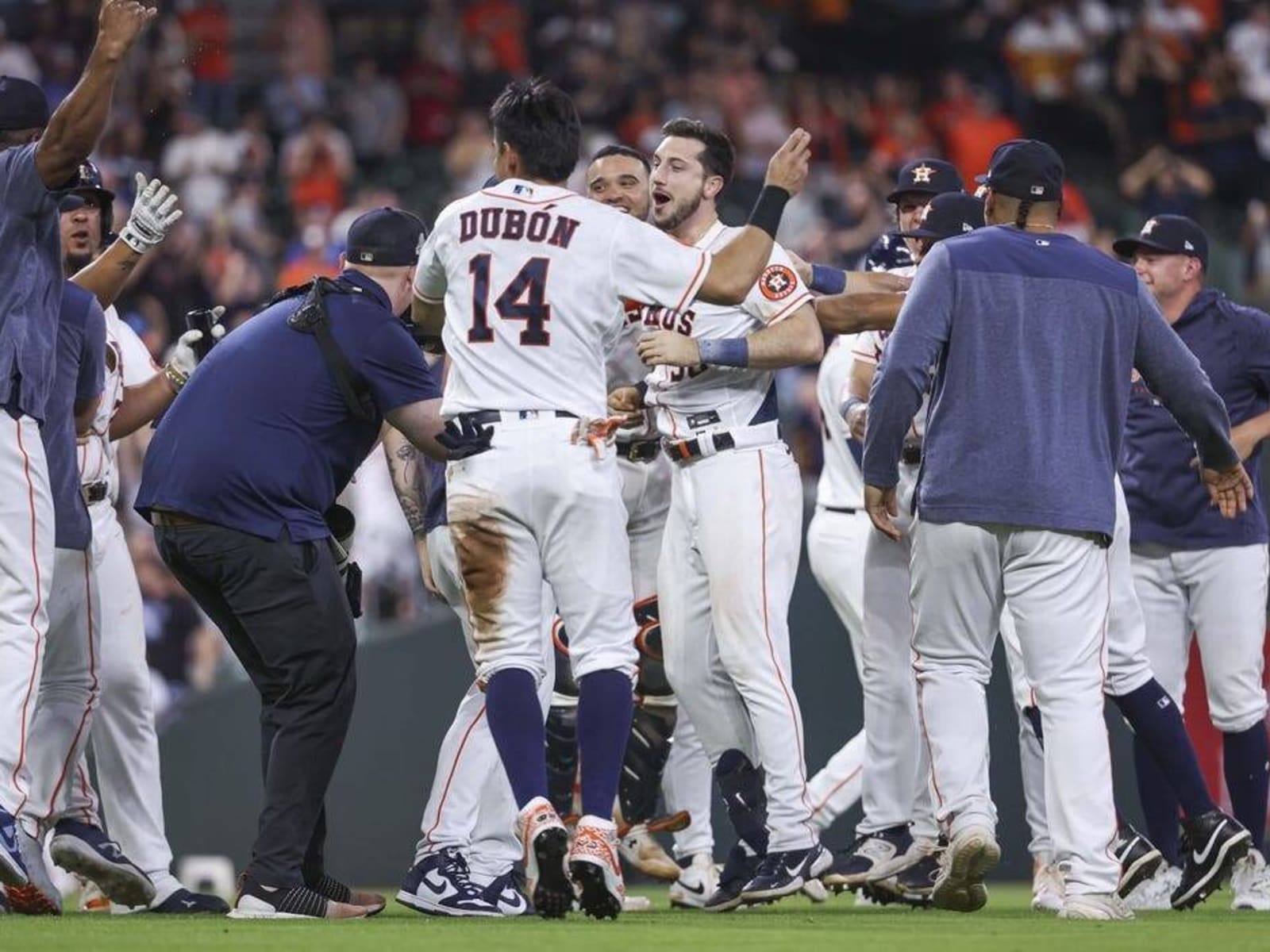MLB roundup: Astros score four in ninth to stun Cubs